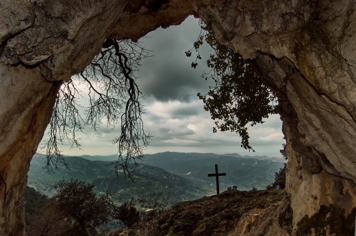 Μονή της Αγίας Άννας και το Σπήλαιο της Αγίας Φωτεινής