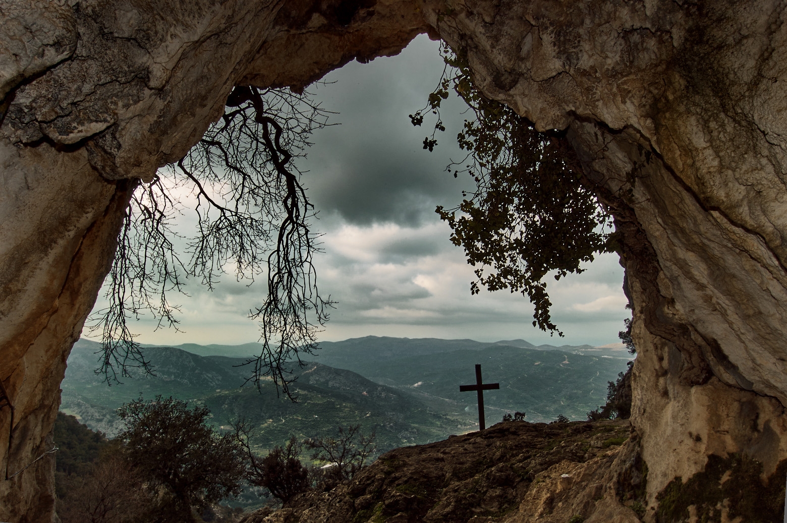 Μονή της Αγίας Άννας και το Σπήλαιο της Αγίας Φωτεινής-1